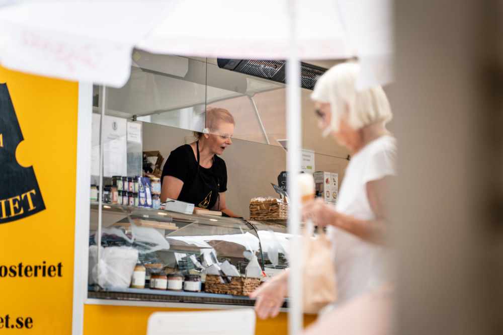Jennie hjälper en kund