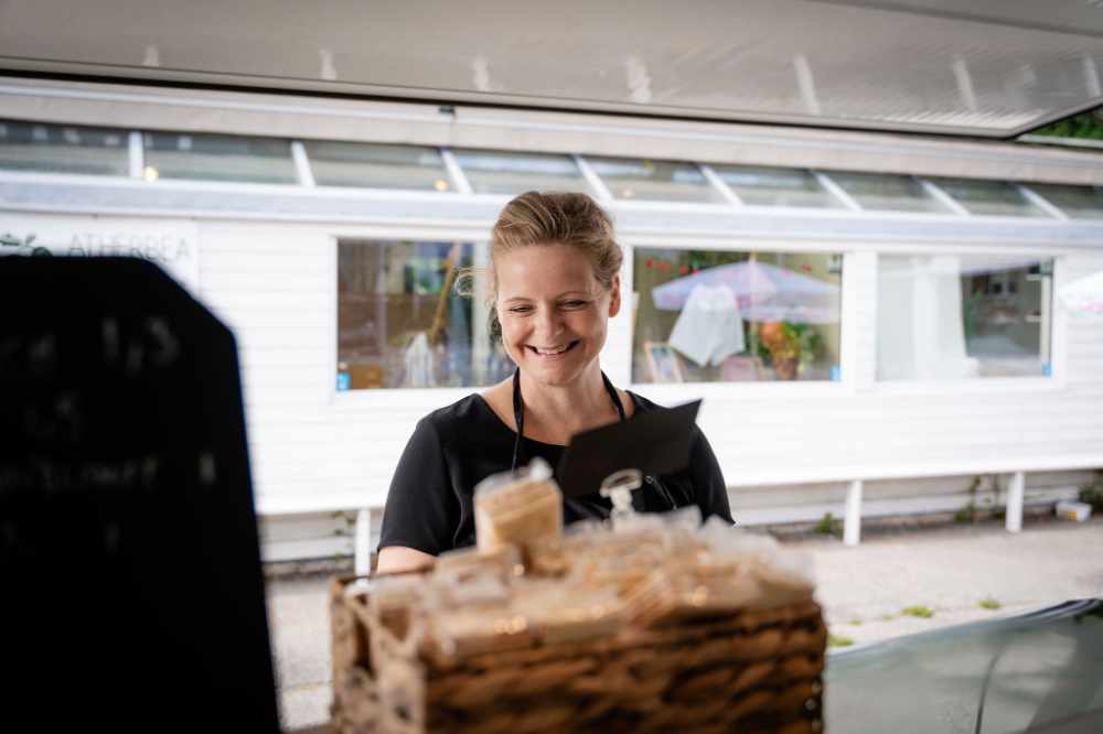 Jennie i Lilla Osteriets ostbil